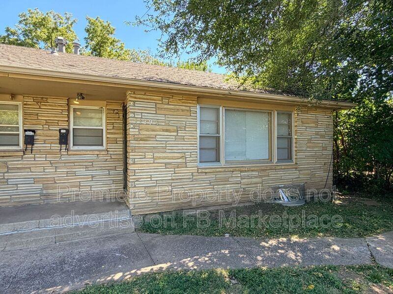 1139 1/2 S Haden St - Photo 2 of 9