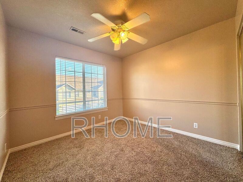 723 E Sandy Point Dr - Photo 4 of 26