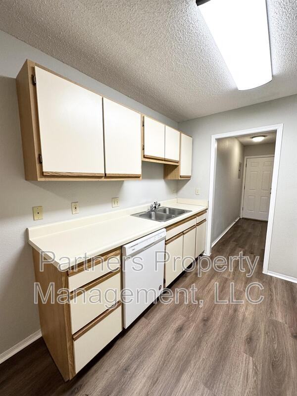 5704 Sara St - Photo 5 of 16