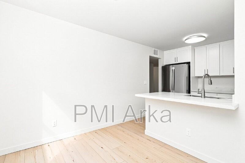 9800 Roosevelt Way Ne #14 - Photo 6 of 17