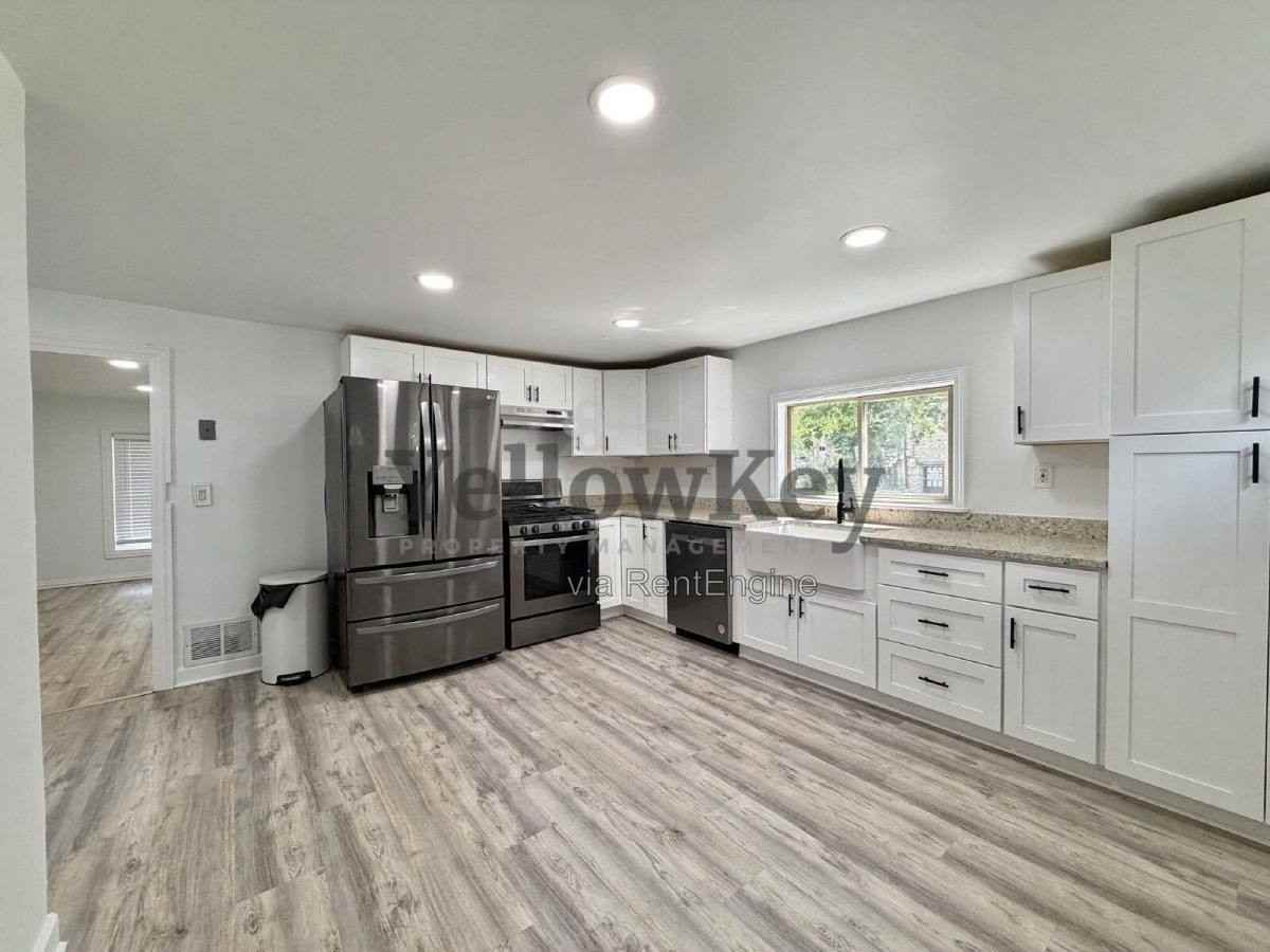 121 S 4th St - Photo 2 of 9