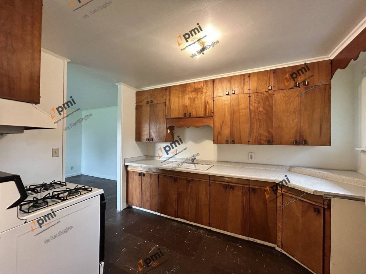 2915 Oakdale Ave - Photo 3 of 10