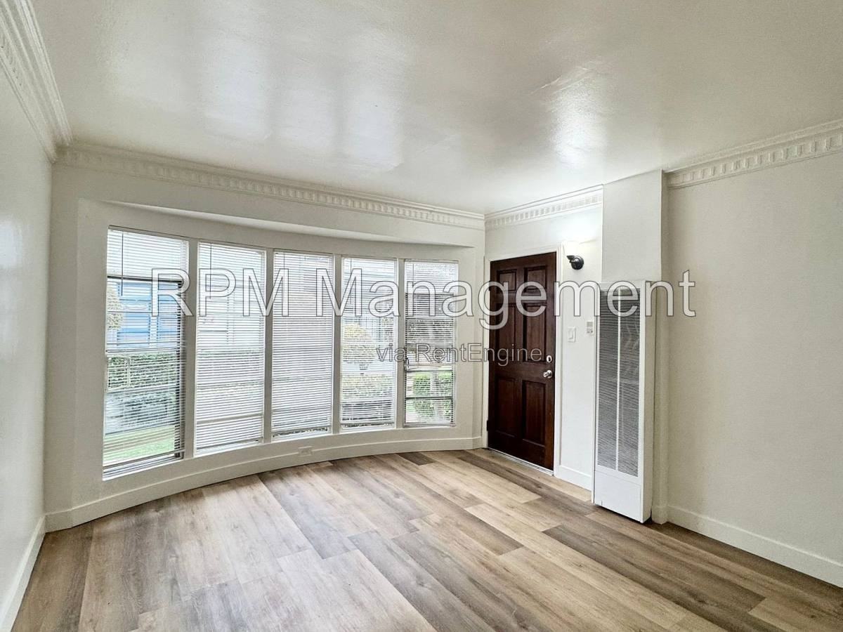 1041 1 4 S Norton Ave - Photo 2 of 6