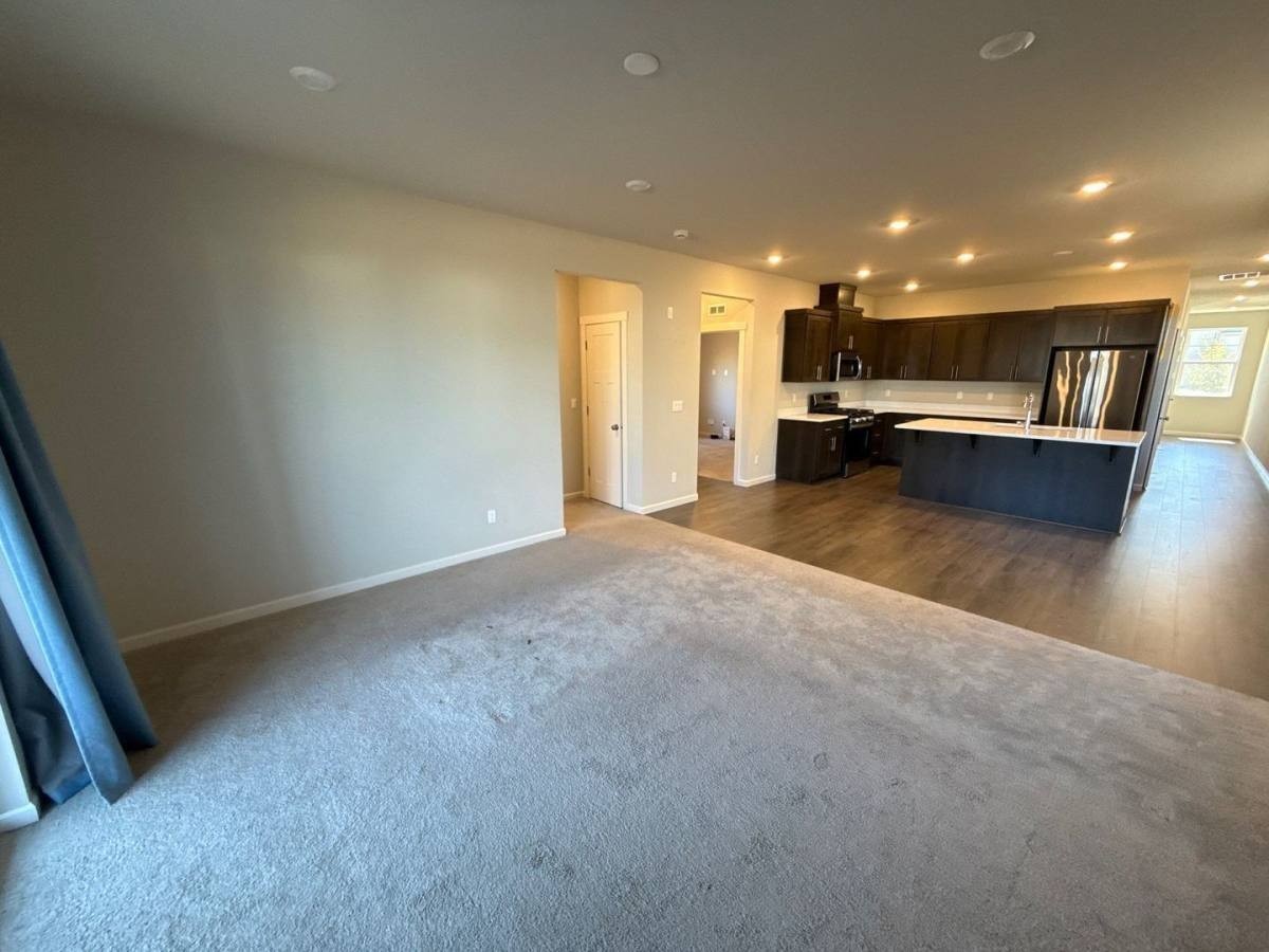 1525 Stasny Ave Se - Photo 3 of 10