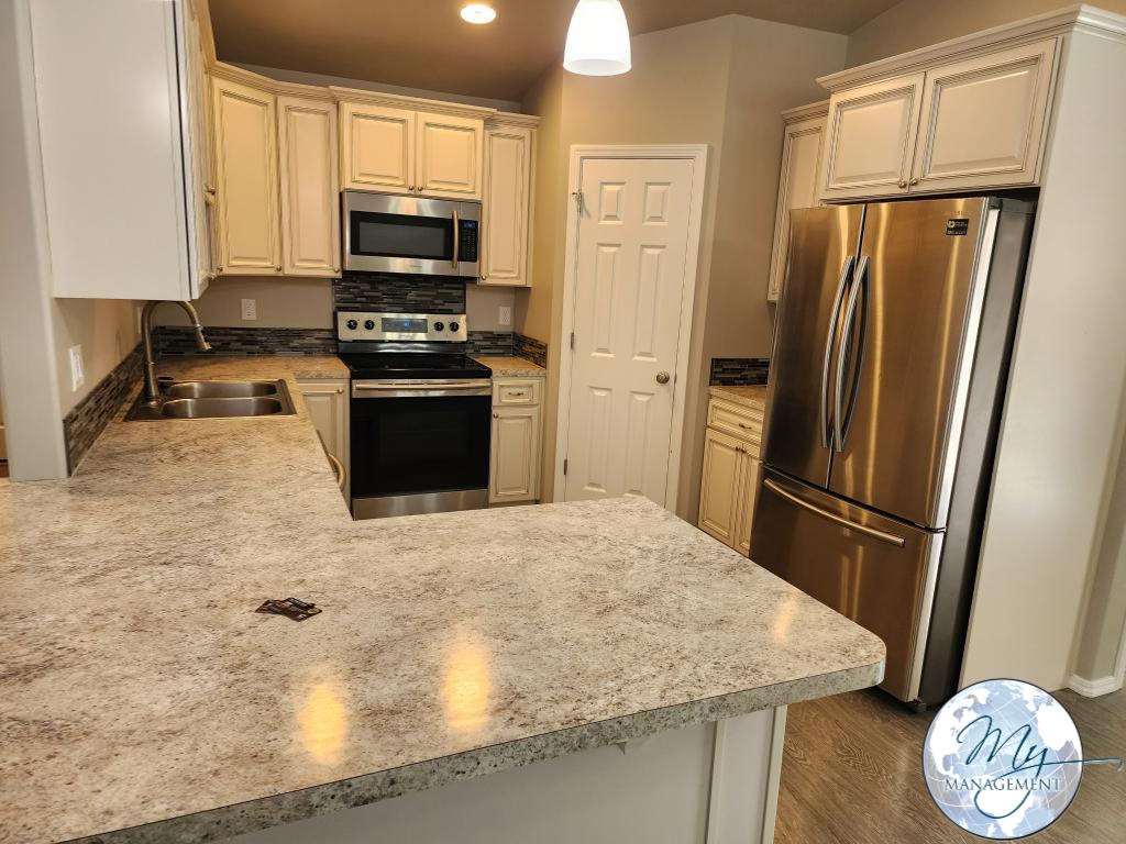 807 E Avenue A - Photo 2 of 18