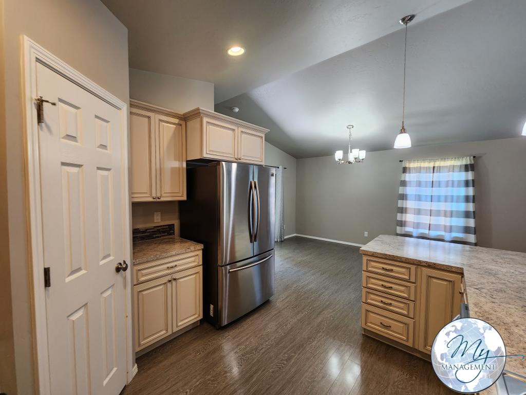 807 E Avenue A - Photo 3 of 18