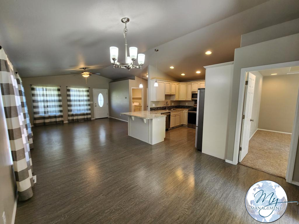 807 E Avenue A - Photo 4 of 18