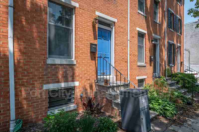 2110 E Fairmount Ave - Photo 3 of 27