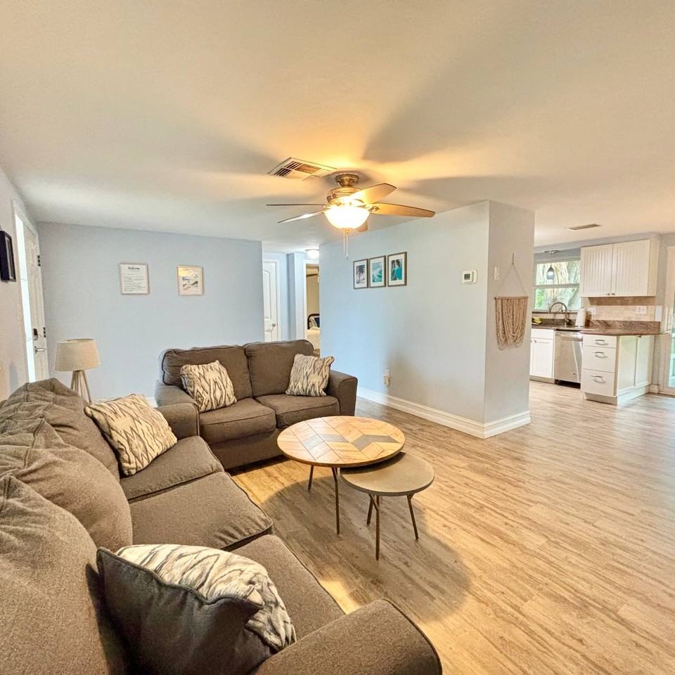 649 Jacaranda St - Photo 5 of 29