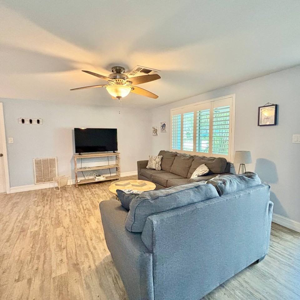 649 Jacaranda St - Photo 7 of 29