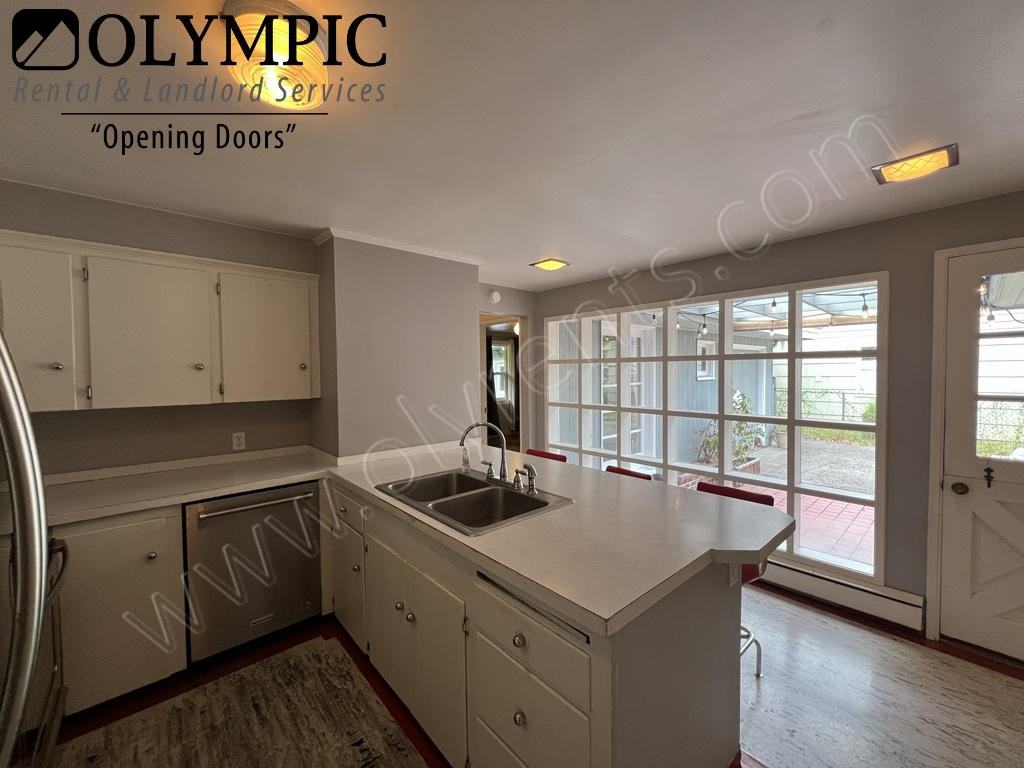 1307 Jasper Ave Ne - Photo 7 of 17