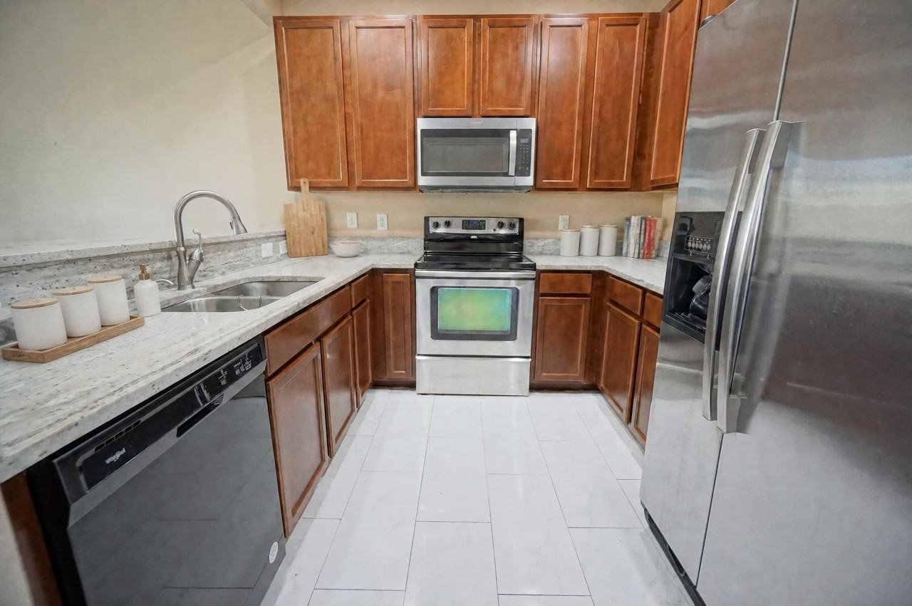 6888 46th Ln N - Photo 4 of 34