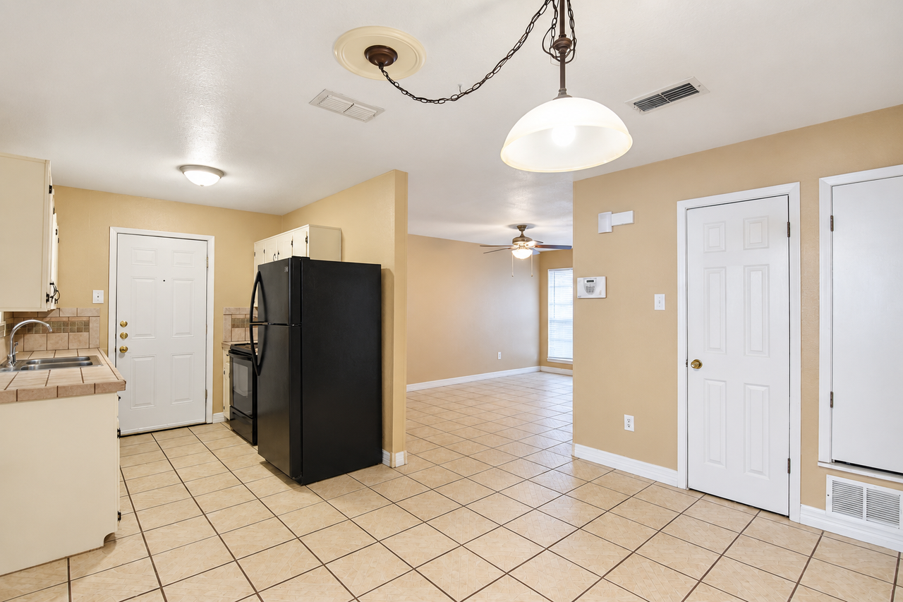 901 Bluff Dr - Photo 4 of 21