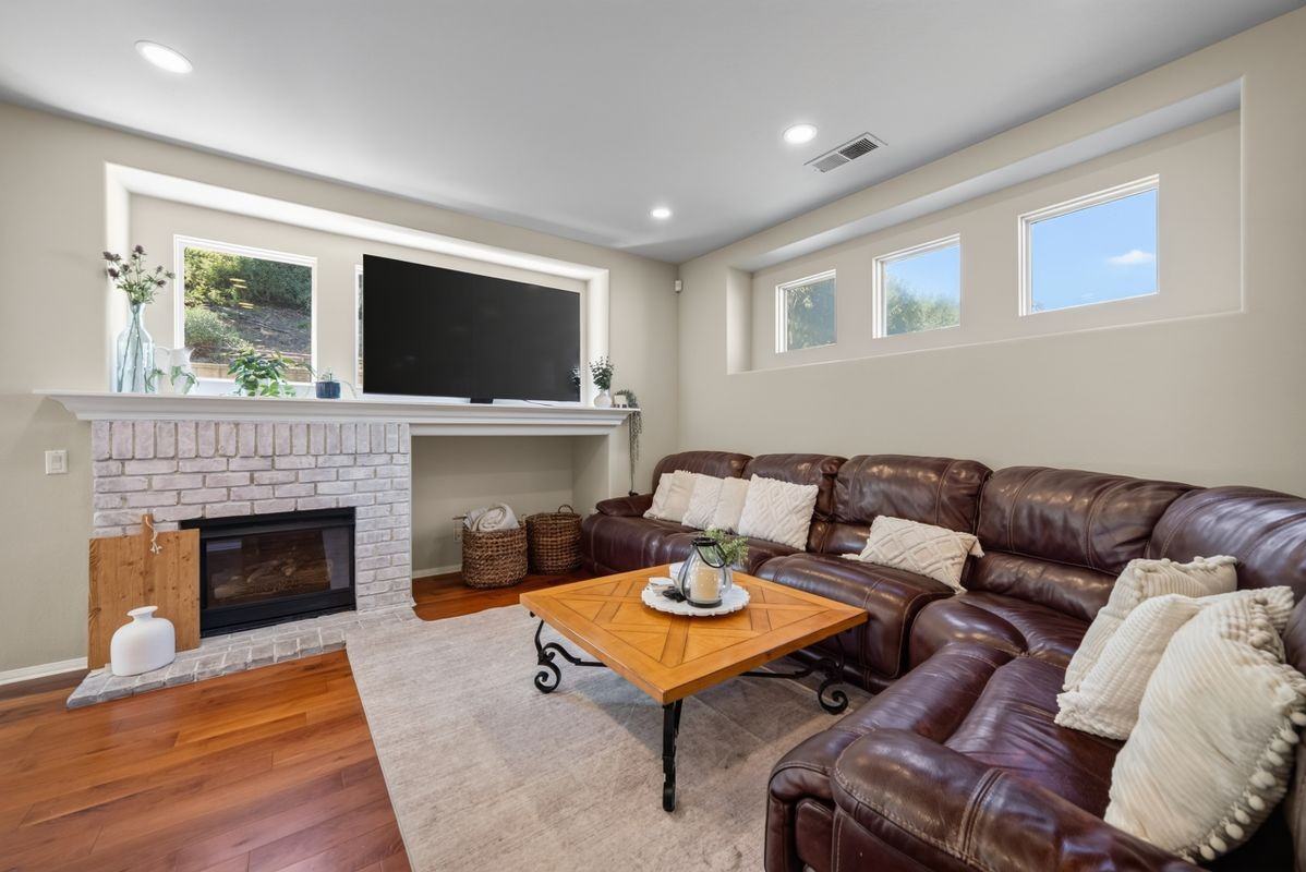 3889 Angeline St - Photo 4 of 39