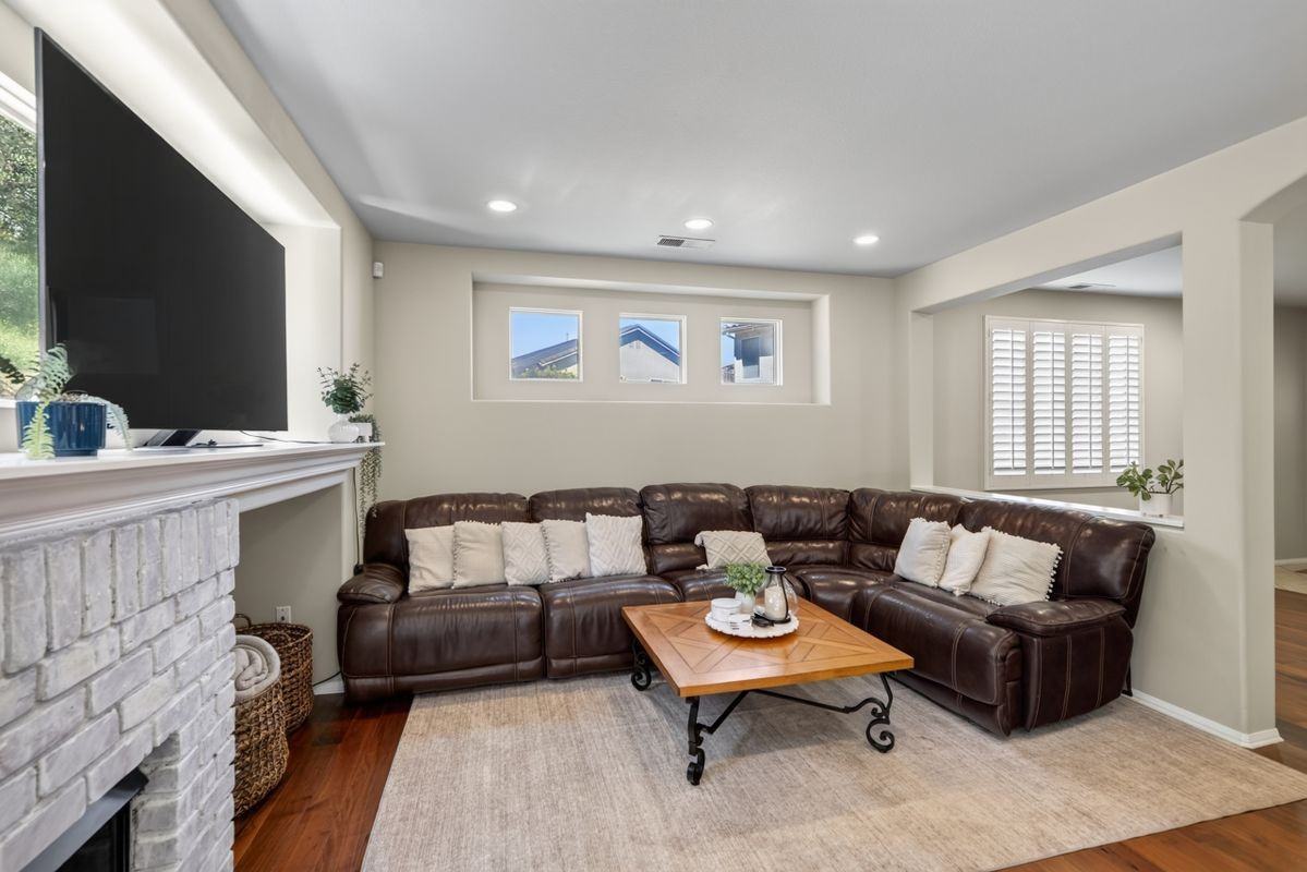3889 Angeline St - Photo 7 of 39