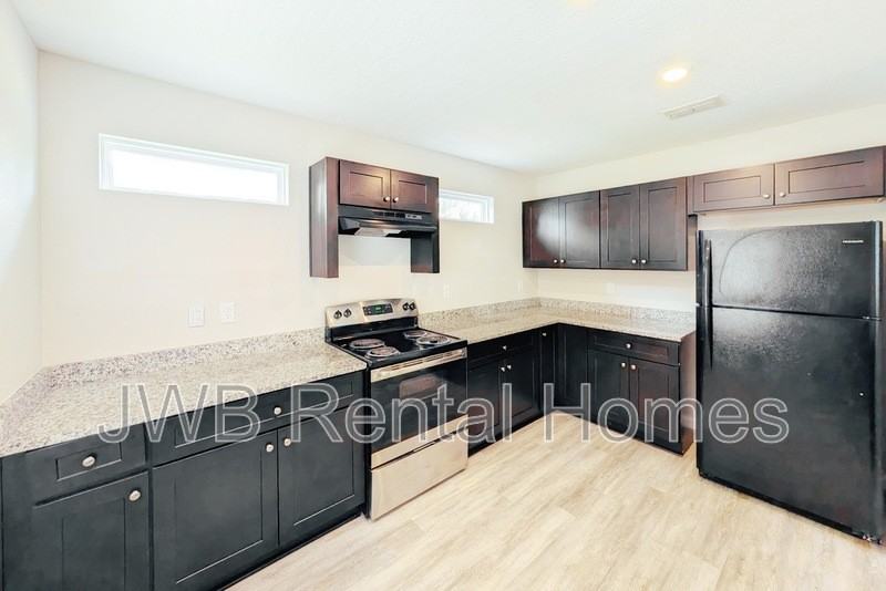 855 Ionia St - Photo 2 of 17