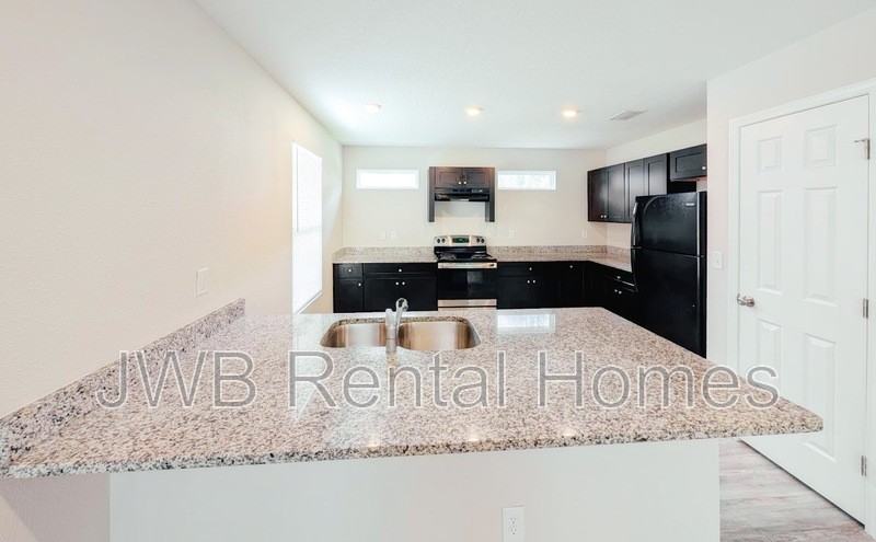 855 Ionia St - Photo 4 of 17