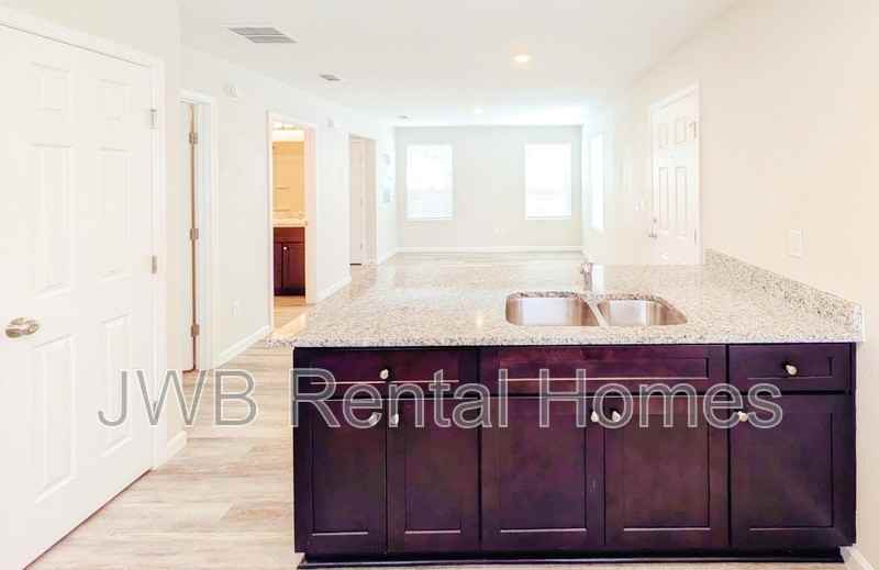 855 Ionia St - Photo 5 of 17