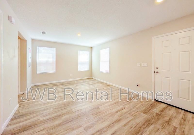 855 Ionia St - Photo 7 of 17