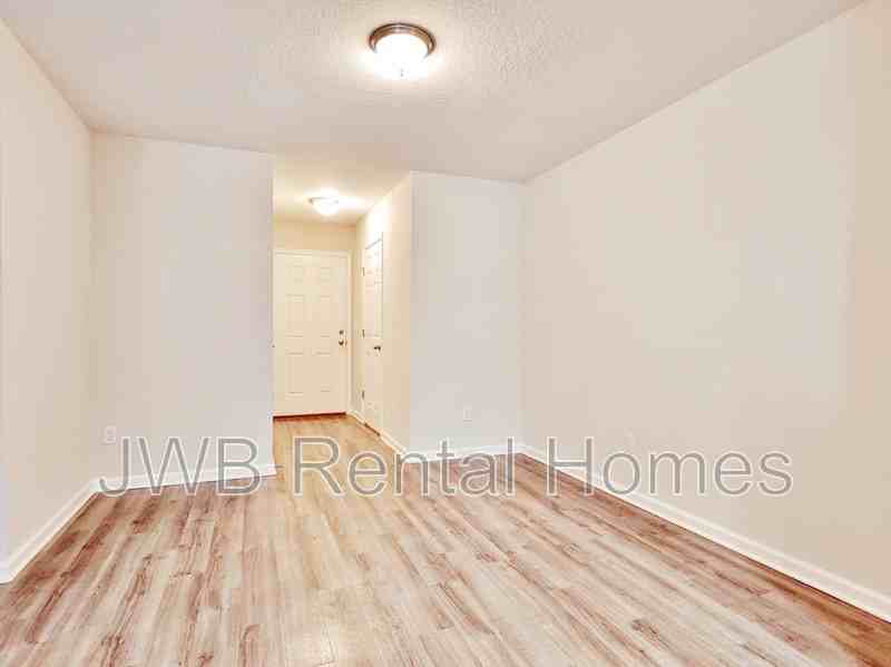 8125 Free Ave - Photo 4 of 11