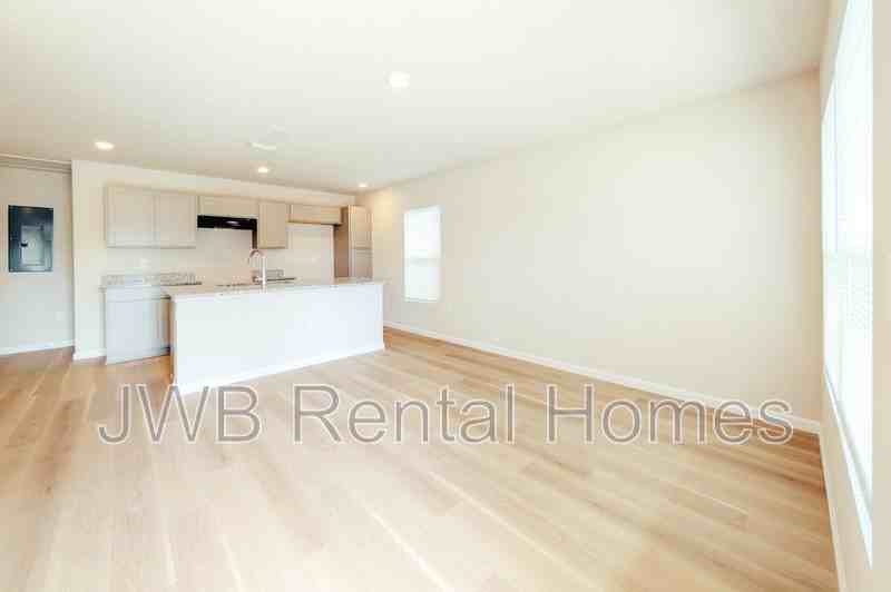 1499 Logan St - Photo 4 of 13