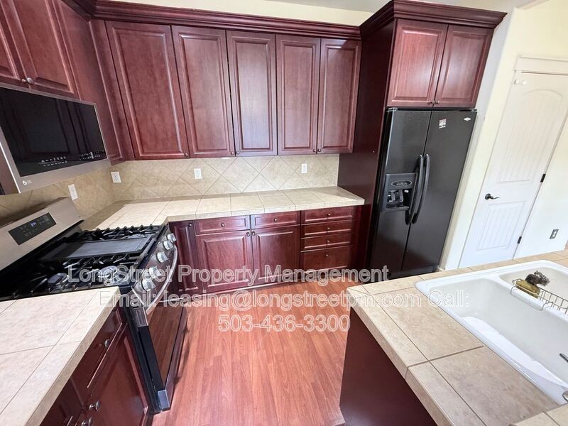 823 Crouchen St Nw - Photo 5 of 38