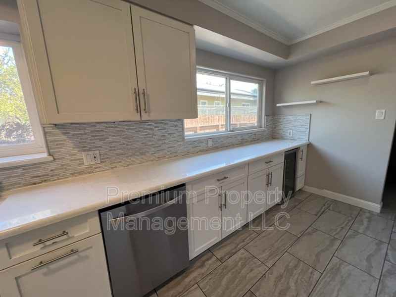 2539 Drake St - Photo 2 of 19