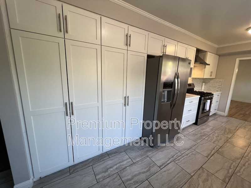 2539 Drake St - Photo 3 of 19