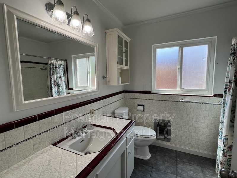 2539 Drake St - Photo 7 of 19