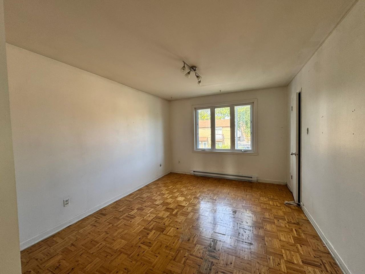 458 Rue Rougemont - Photo 3 of 8