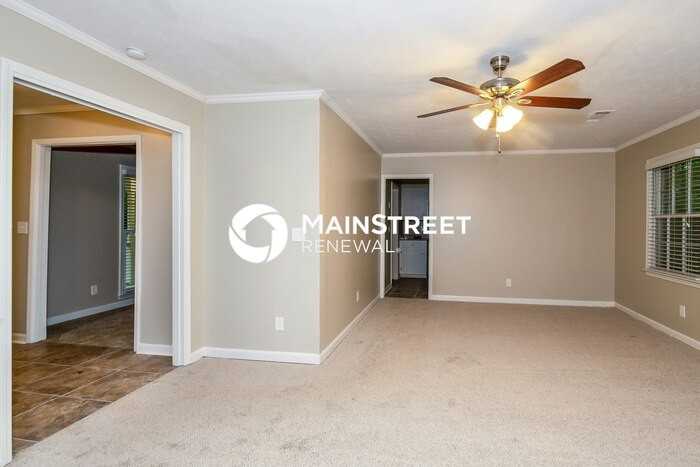 2135 Pinewood Dr - Photo 2 of 14