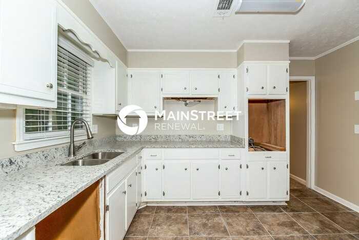 2135 Pinewood Dr - Photo 5 of 14