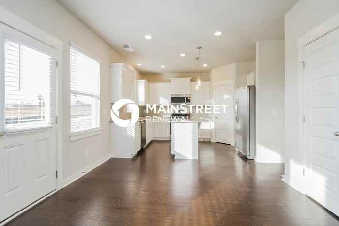 818 Yakima Way - Photo 4 of 15