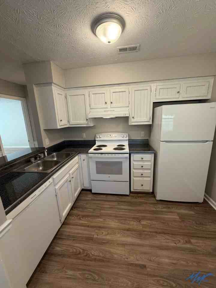 1236 Hamilton Dr - Photo 2 of 11
