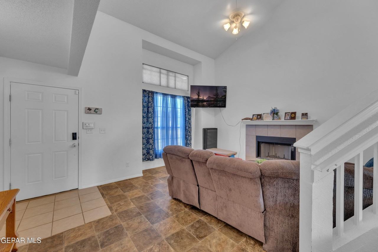 11945 Mesquite Lake Ln - Photo 4 of 25