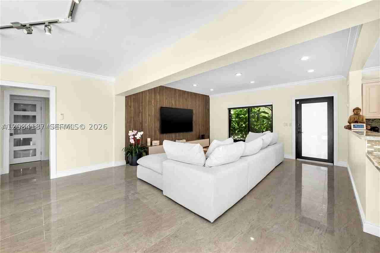 1160 Ne 91st St - Photo 5 of 33