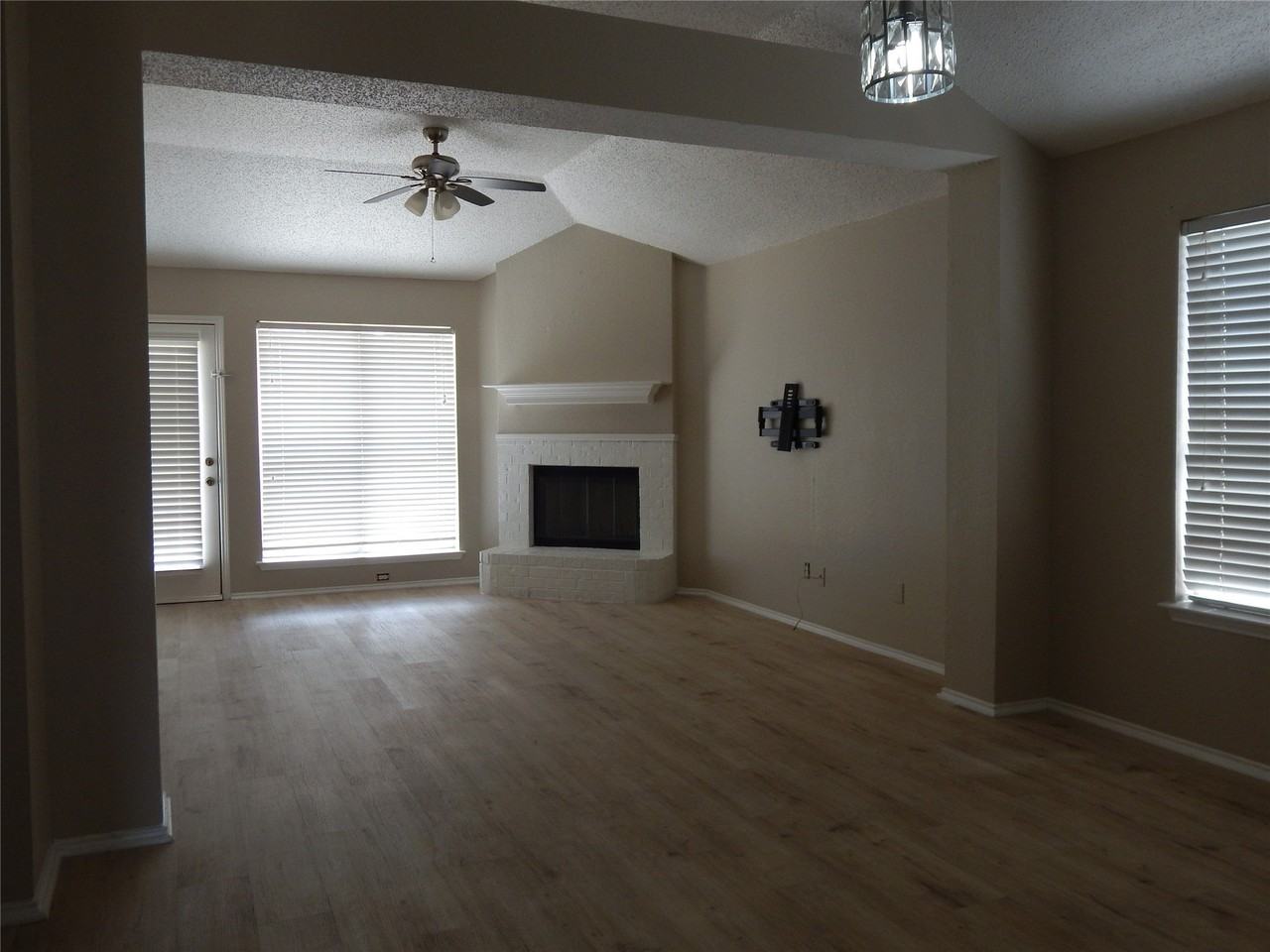 6009 Castanada Dr - Photo 4 of 19