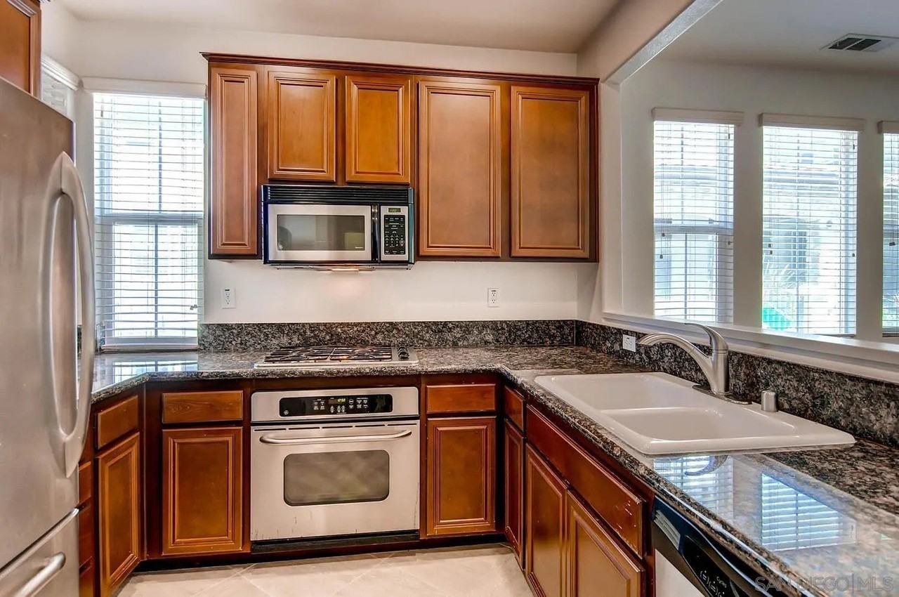 10429 Whitcomb Way #128 - Photo 4 of 12