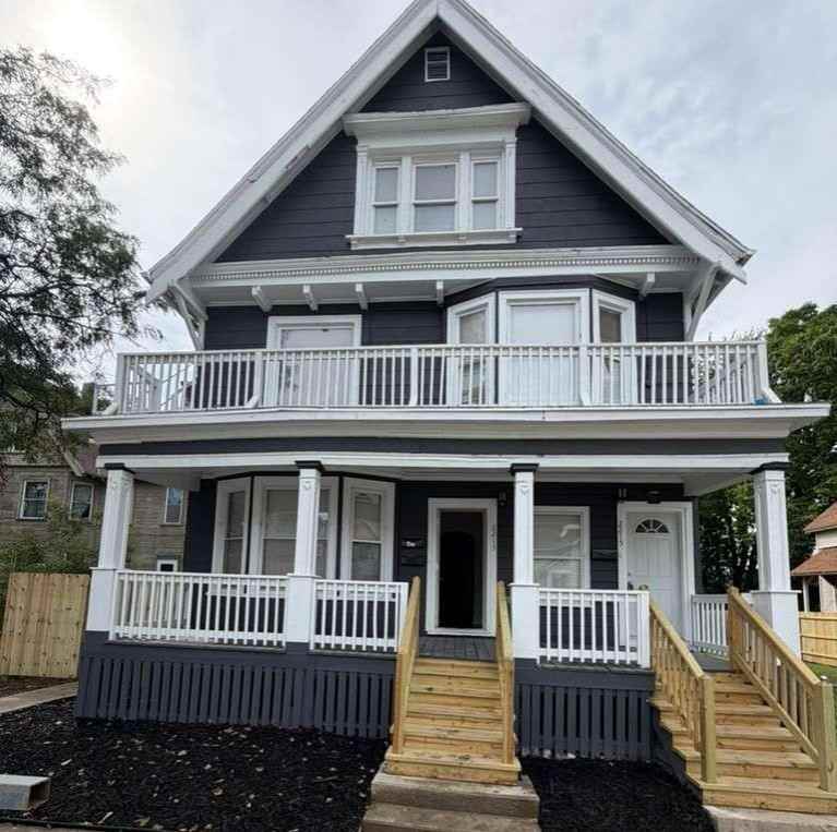 2213-2215 N Holton St - Photo 2 of 38