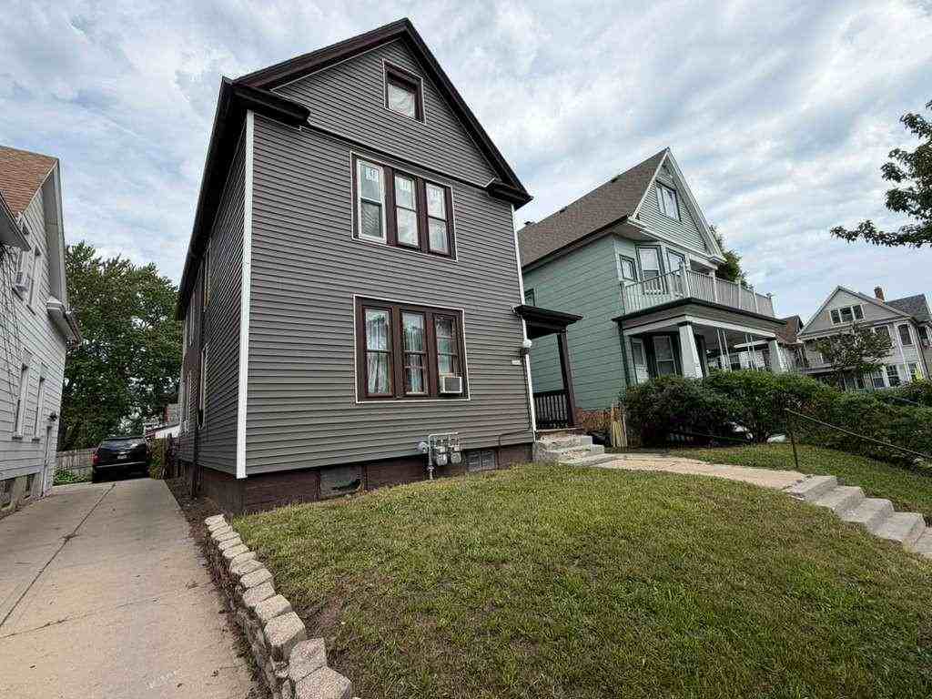 2404 W Lapham St - Photo 2 of 4