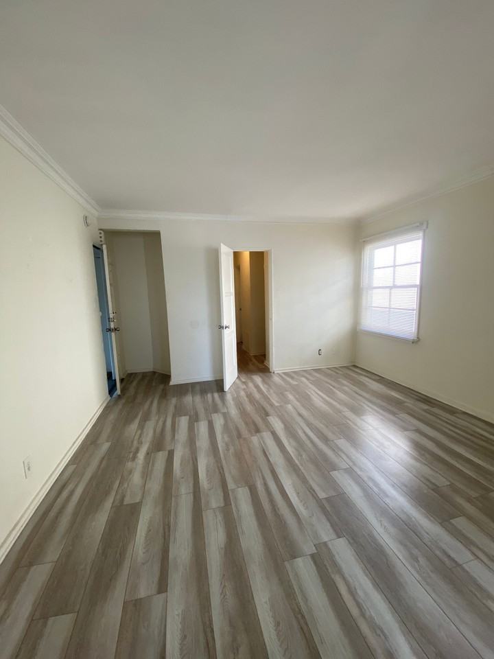 5944 Melrose Ave #4 - Photo 7 of 16