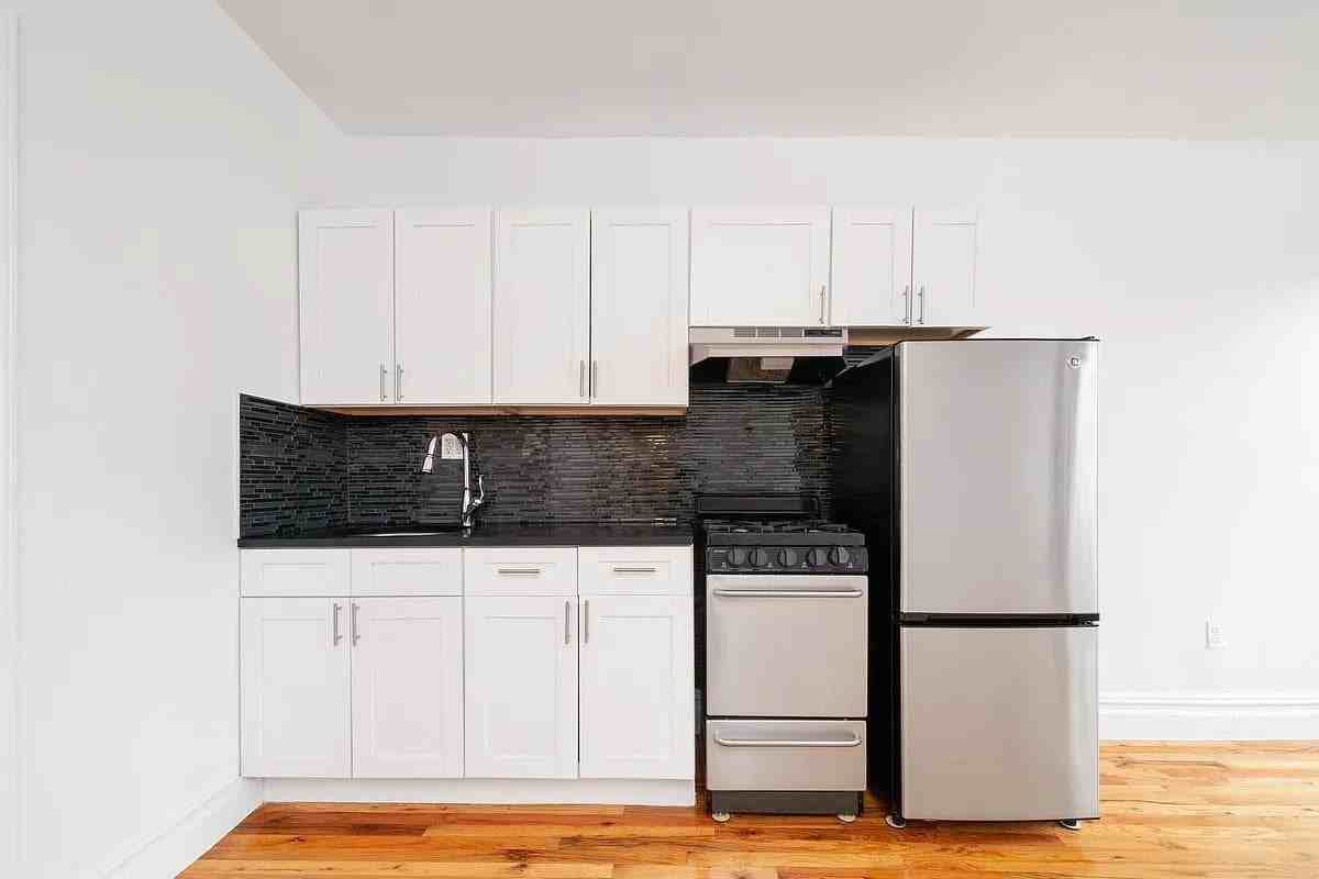 90 Bank St #5E - Photo 3 of 5