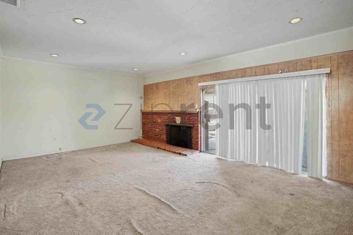 327 N Darfield Ave - Photo 4 of 24