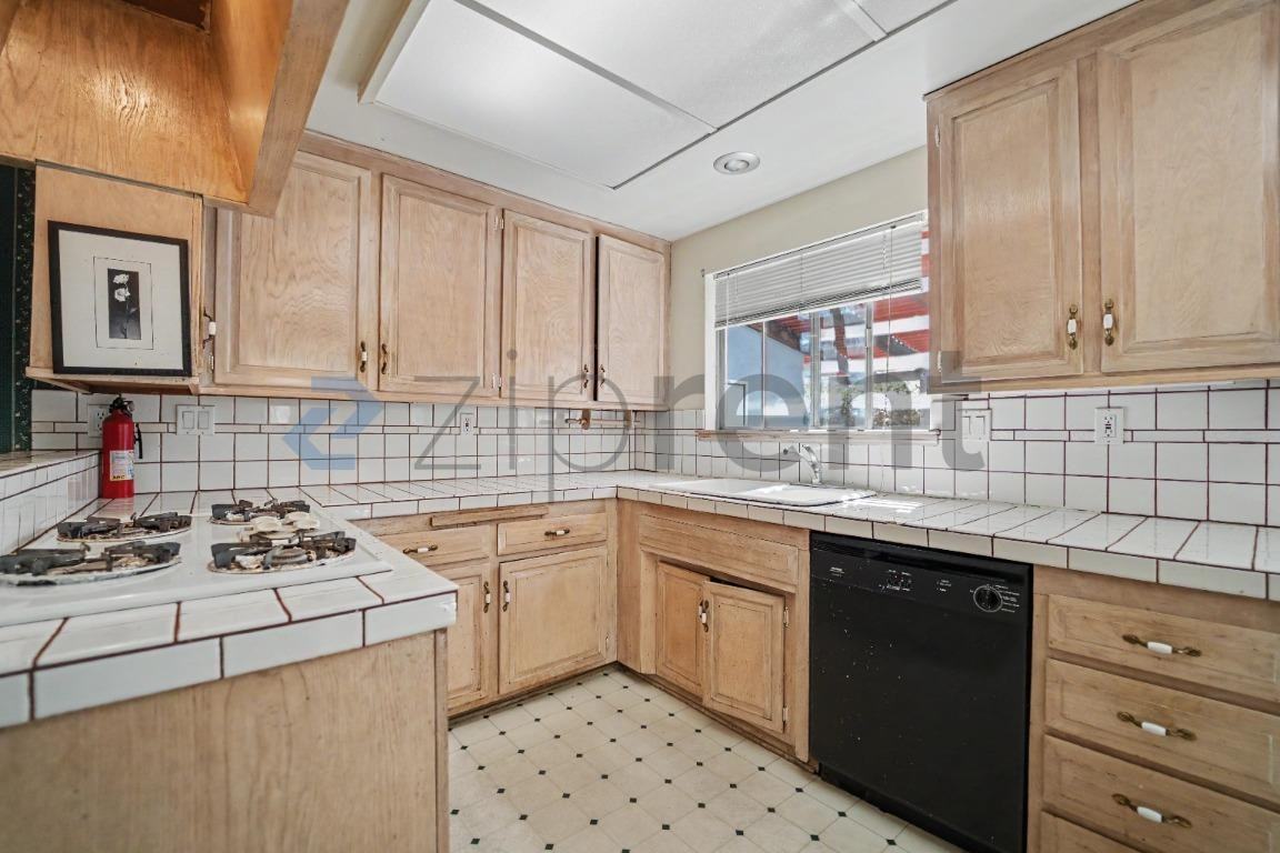327 N Darfield Ave - Photo 7 of 24