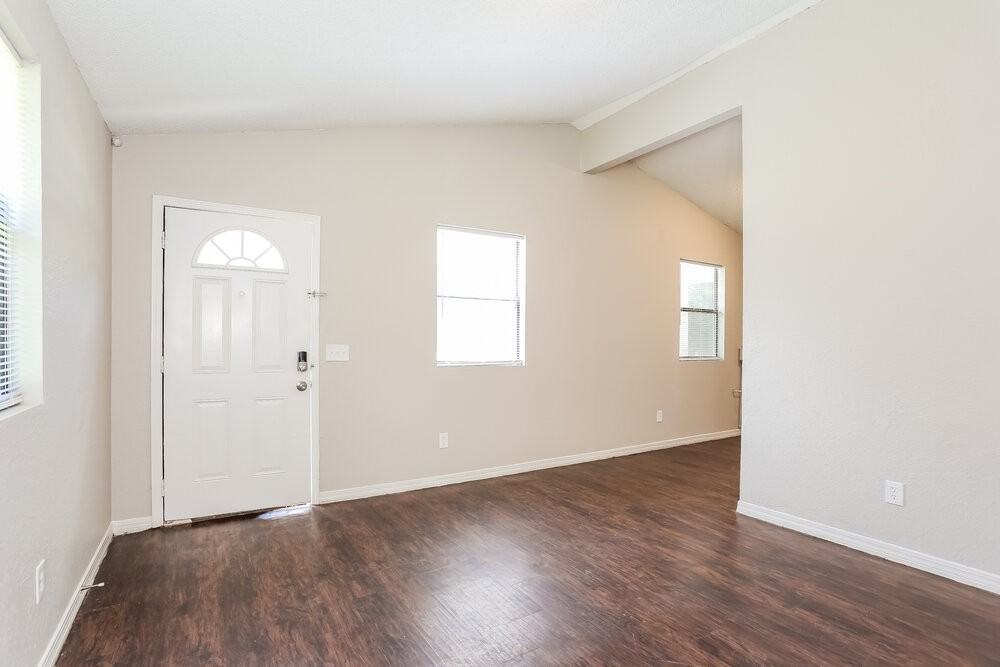 1849 W 28th St - Photo 3 of 16