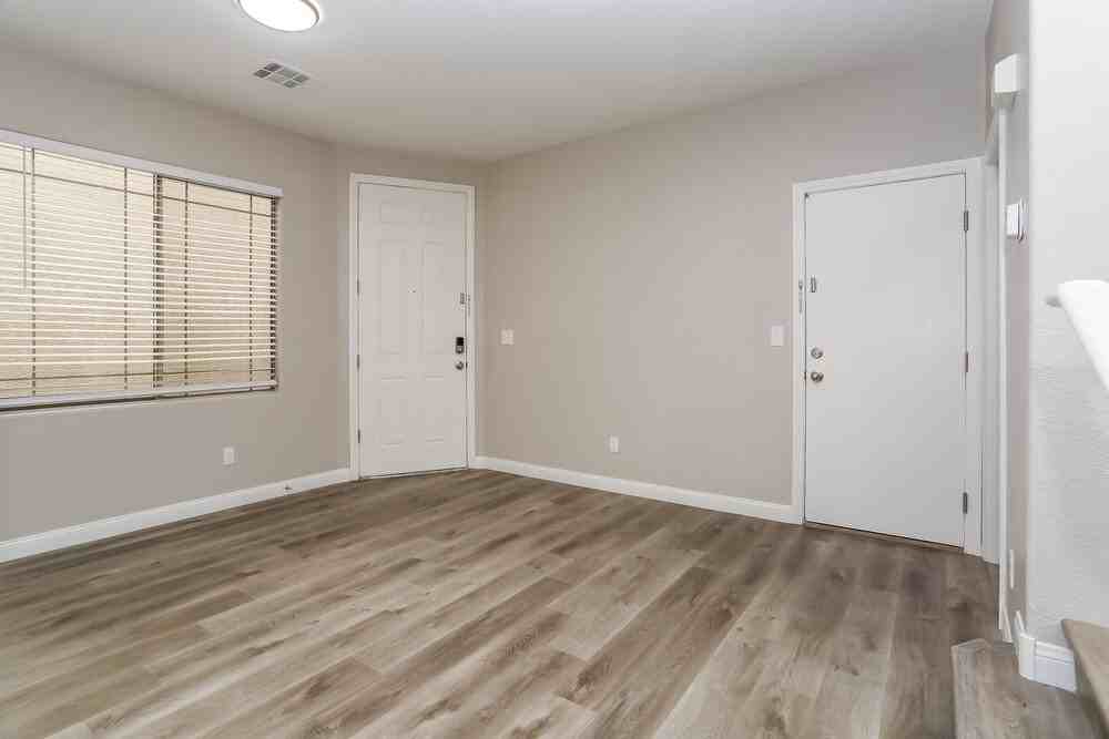 6425 Raven Hall St - Photo 5 of 17