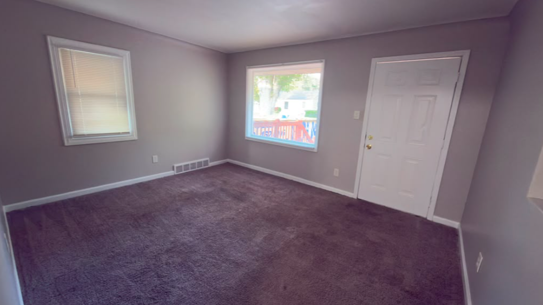 16643 Salem St - Photo 2 of 10