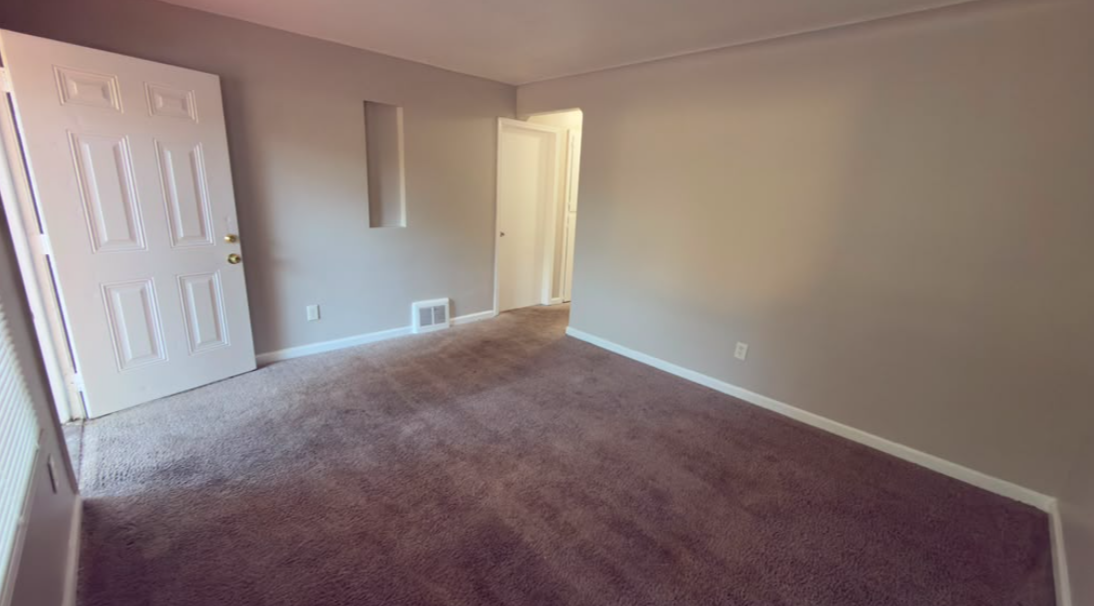 16643 Salem St - Photo 3 of 10