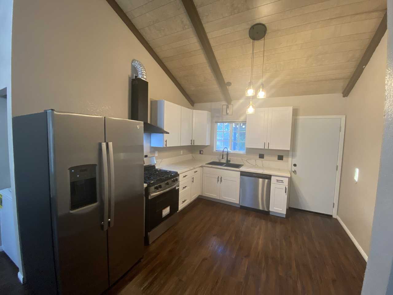 221 Valley St #B - Photo 3 of 11