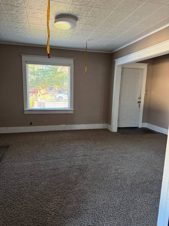 137 E Center St - Photo 2 of 4